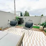 Central, Urban Townhouse With Private Roof Deck