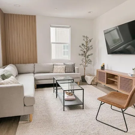 Apartment Central, Urban Townhouse With Private Roof Deck Garden Grove