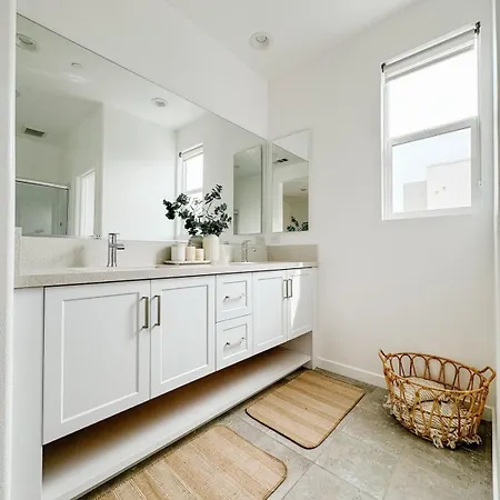 Central, Urban Townhouse With Private Roof Deck Apartment
