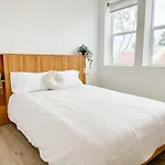 Central, Urban Townhouse With Private Roof Deck